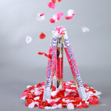 El popper del partido del cañón del confeti para la boda llenó de los pétalos color de rosa cremosos y corazones en blanco.